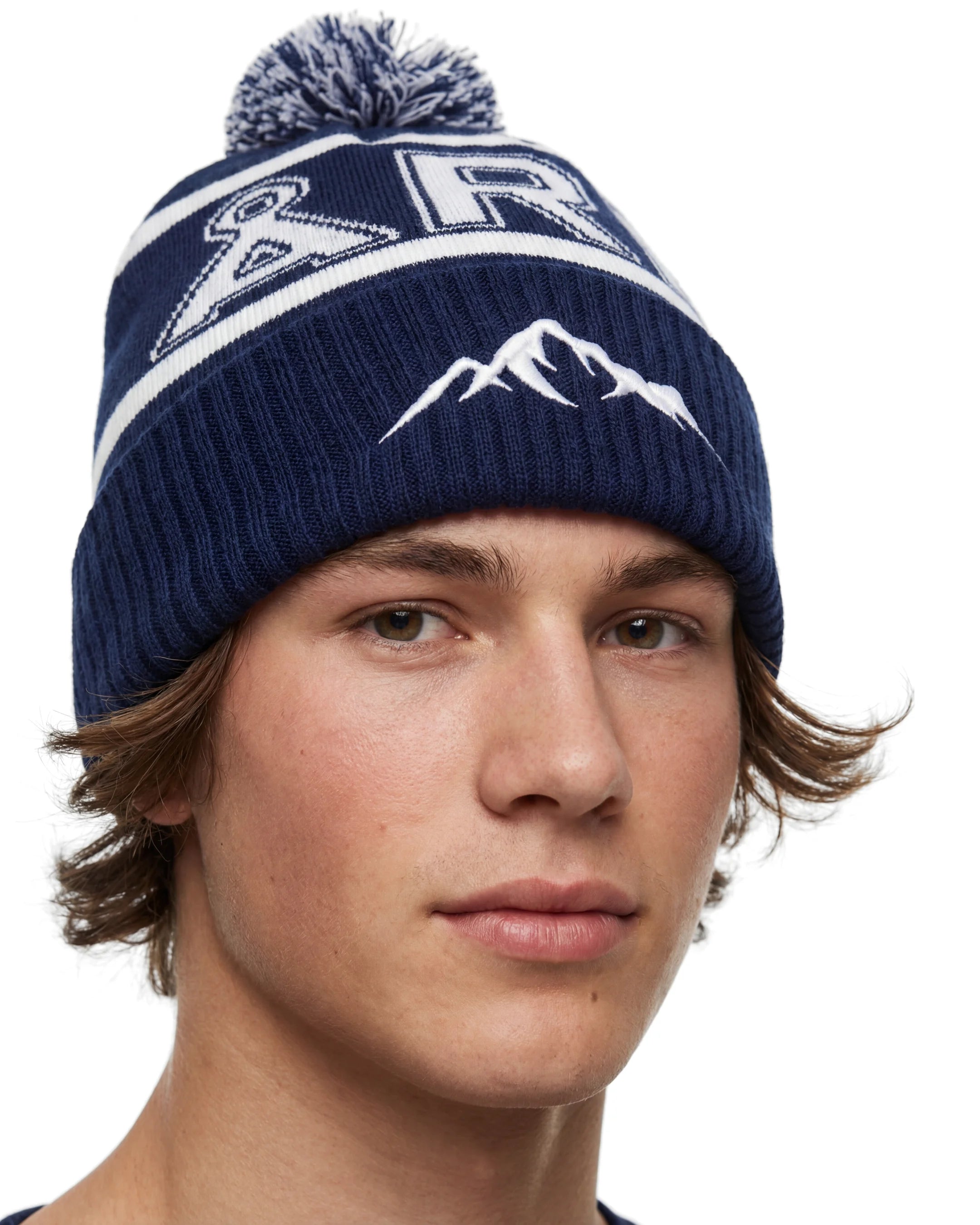 Marinblå Åre Mössa med Tofs Modellbild