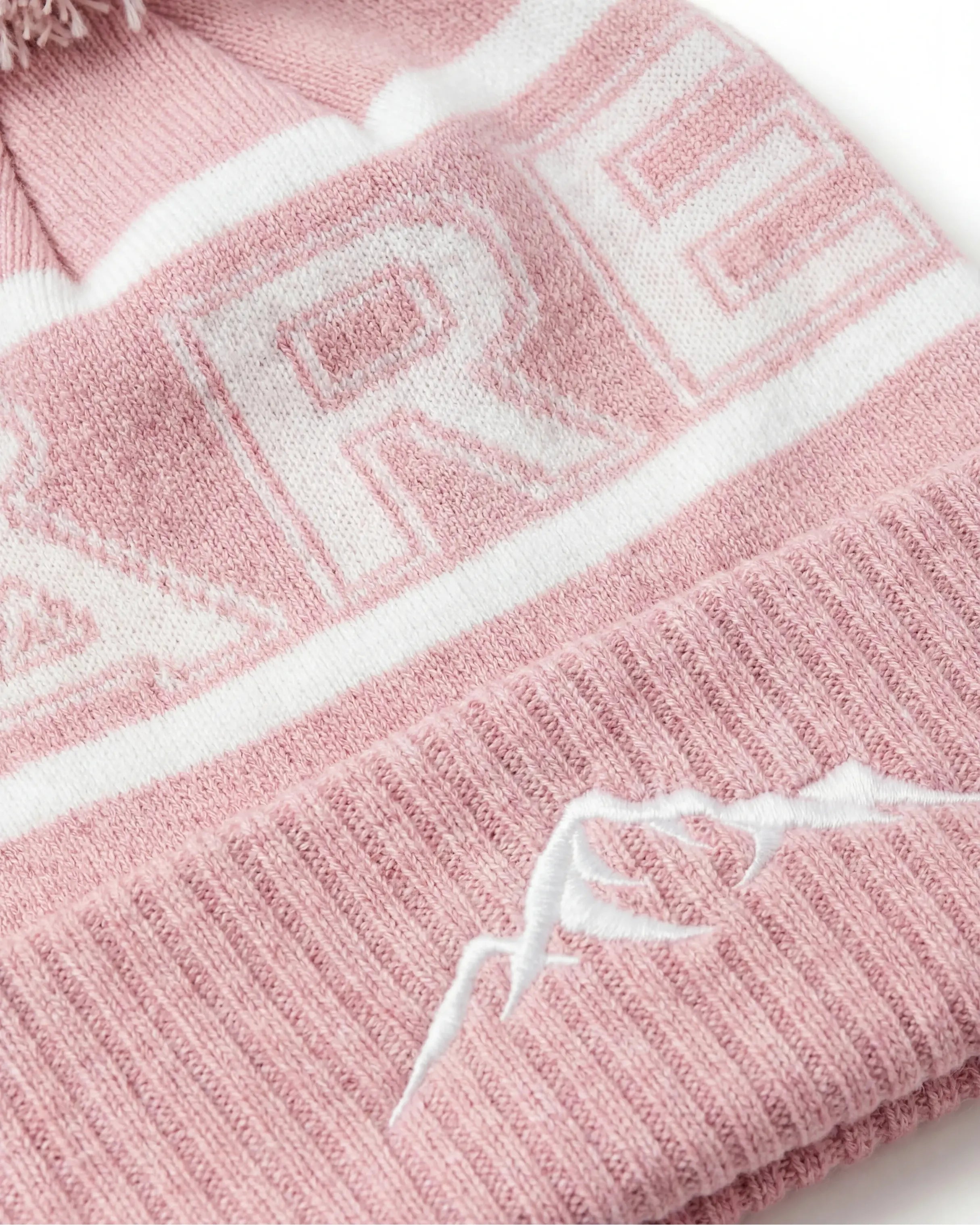 Rosa Åre Mössa med Tofs Närbild på logotyp