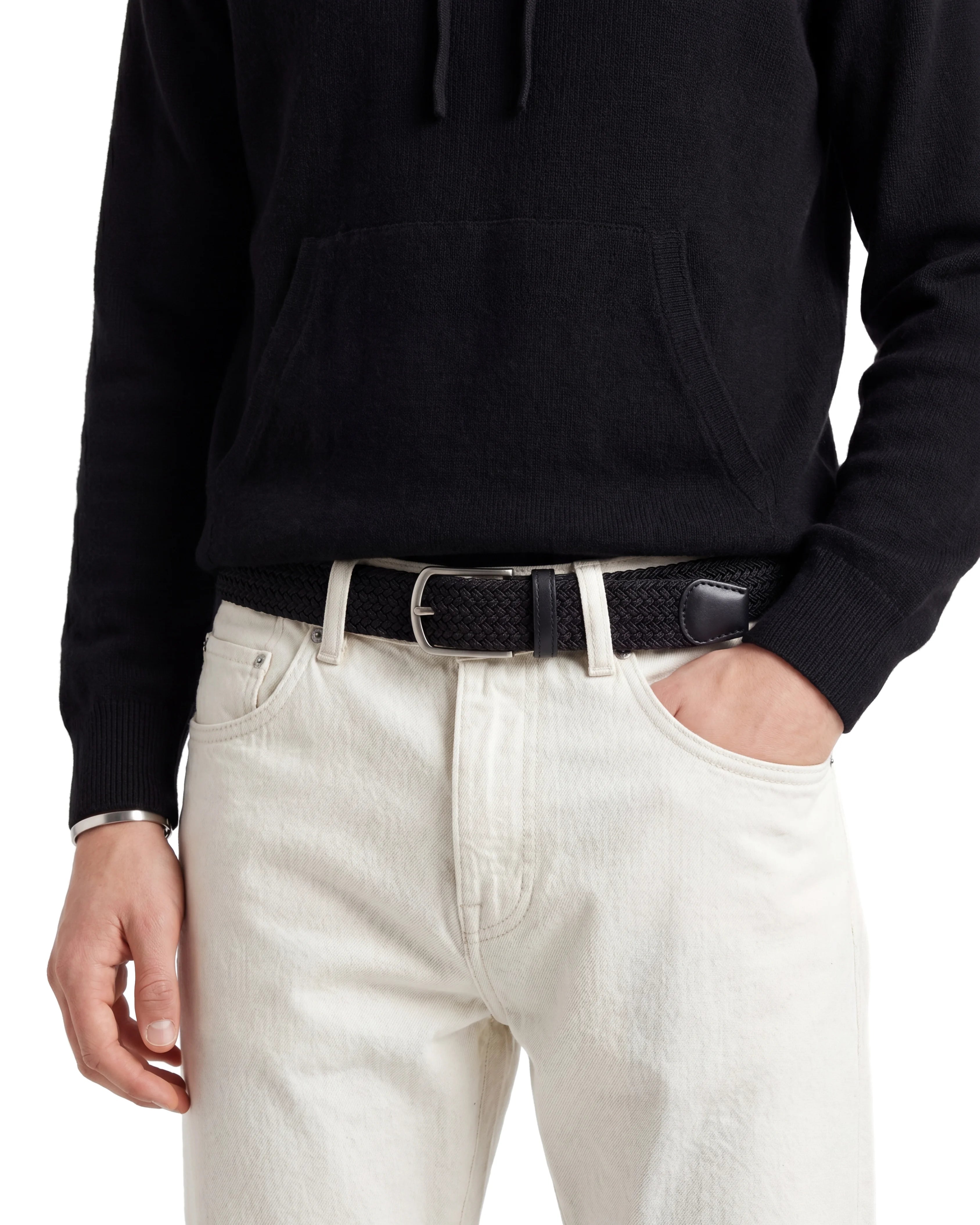 Flätat bälte svart tillsammans med jeans