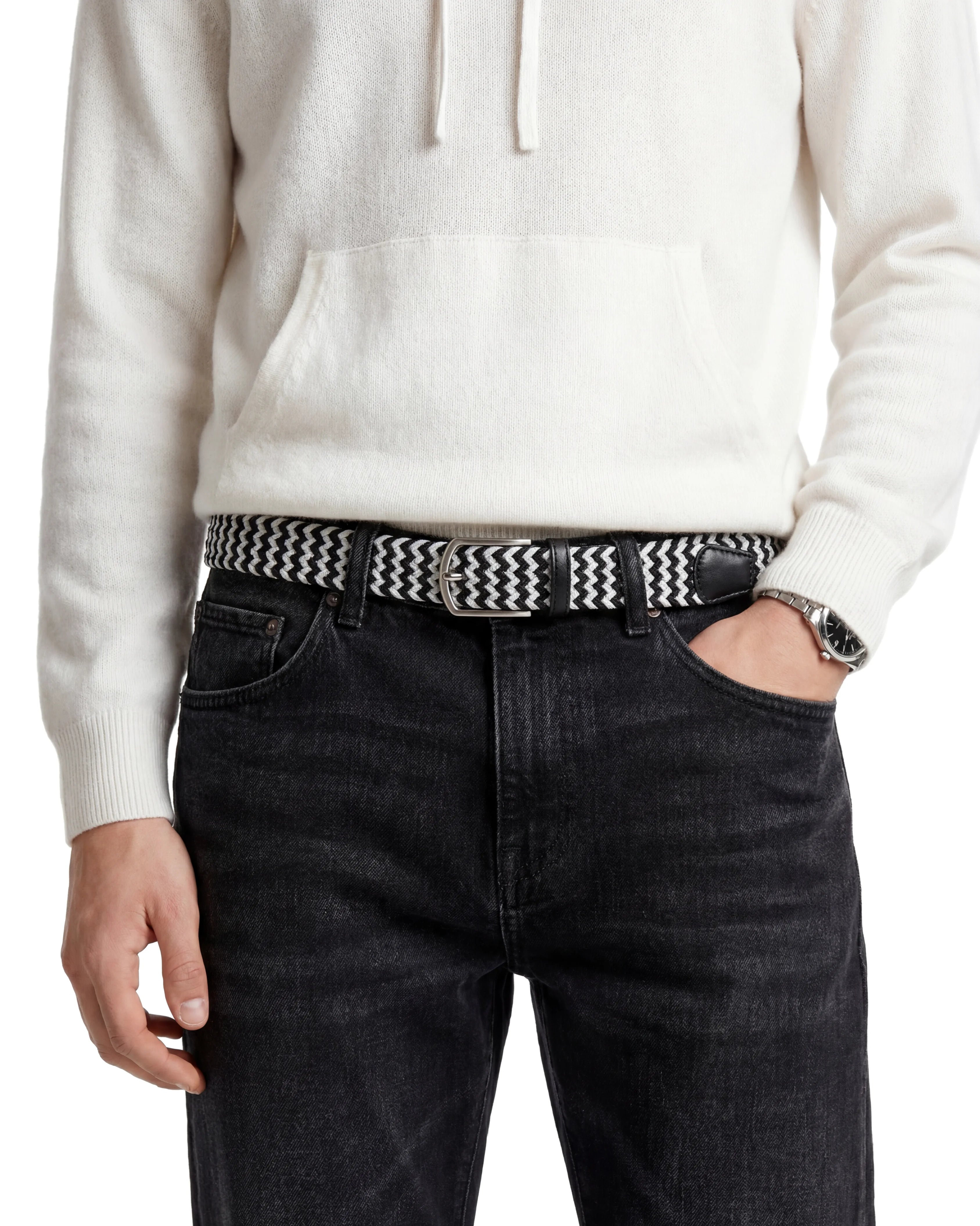 Flätat bälte svart & vit tillsammans med jeans