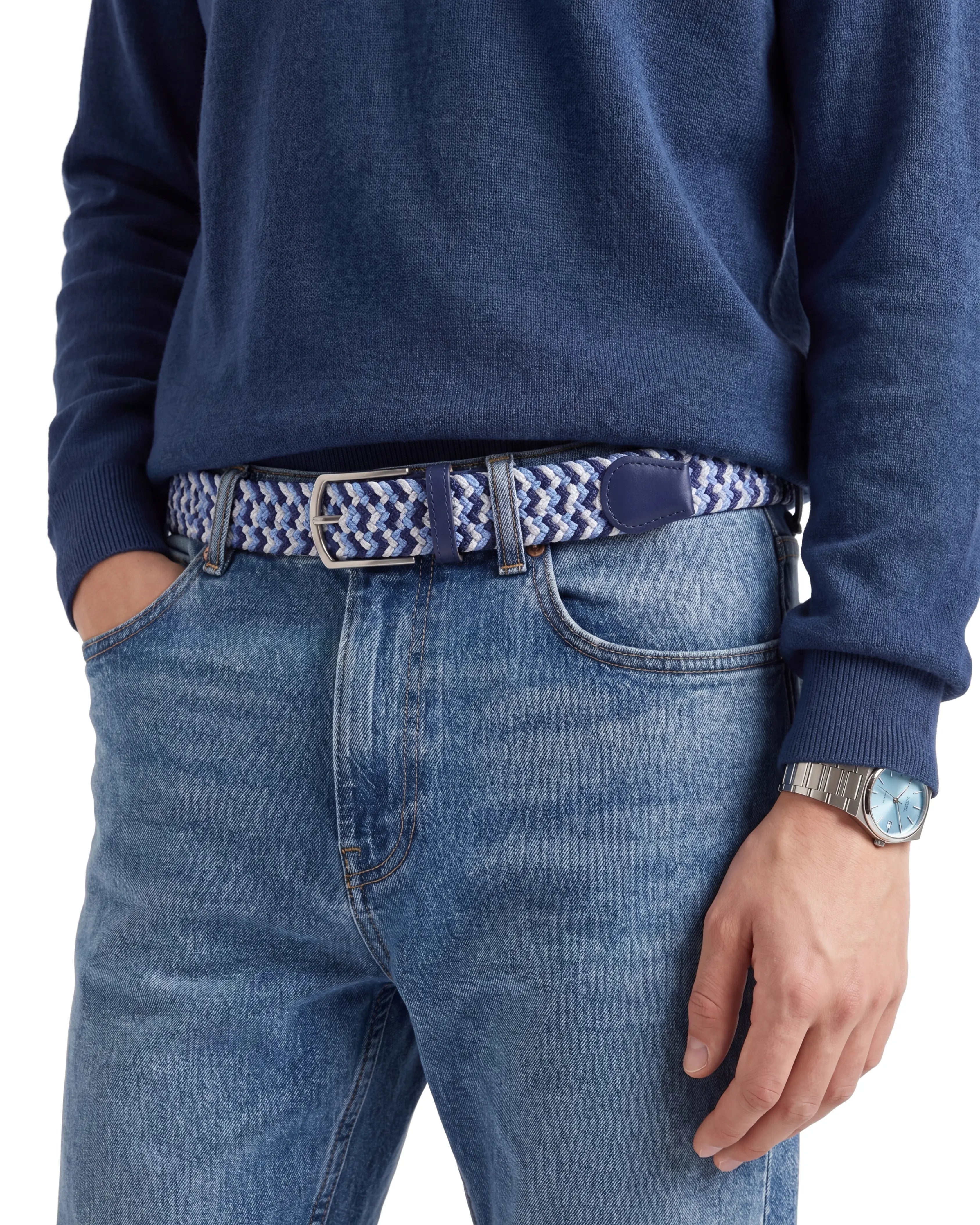 Flätat bälte ljusblå tillsammans med jeans